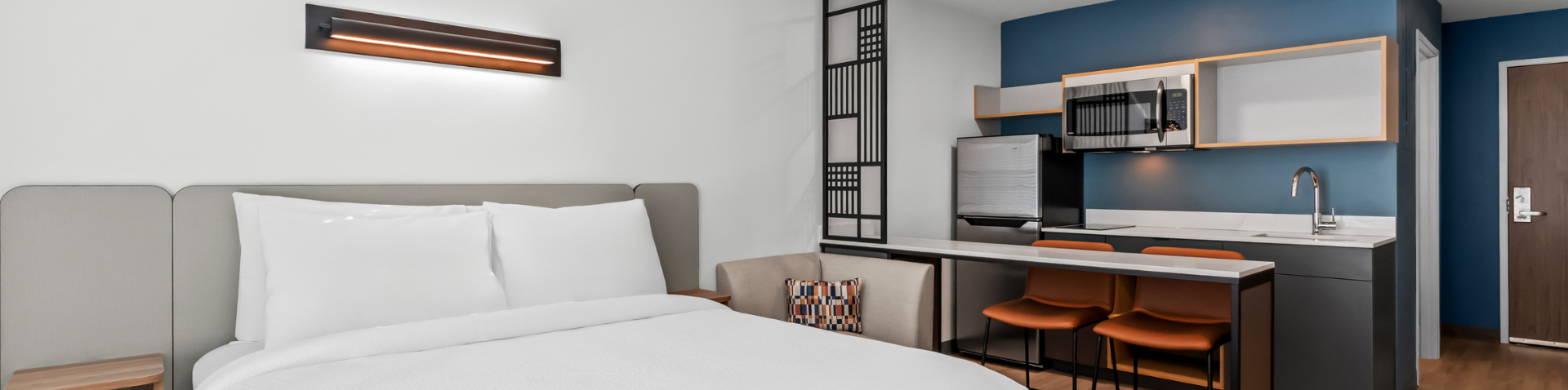 King bedroom with kitchen