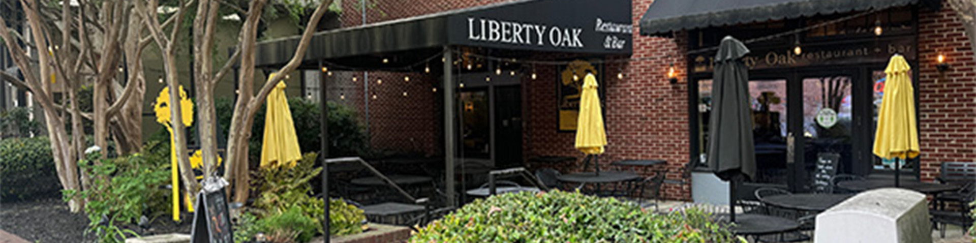 restaurant exterior/seating area